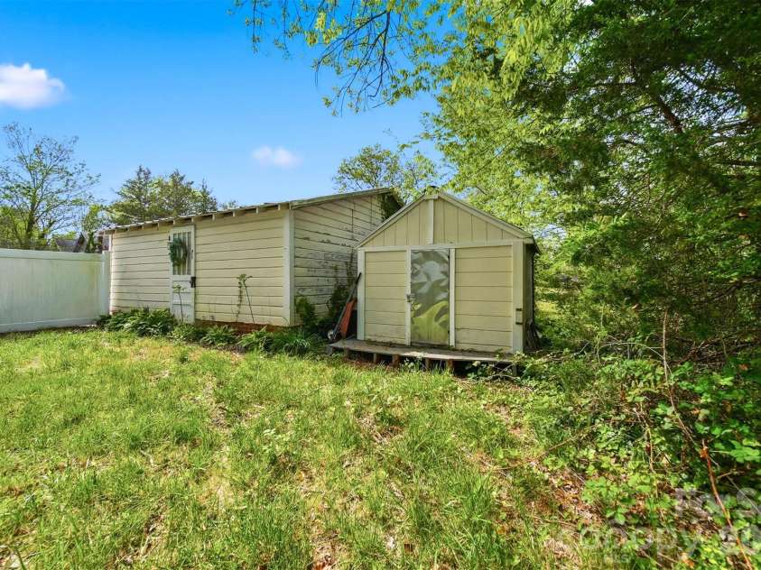 201 East Avenue, Morganton, NC 28655.  MLS# CAR4362389, YatesRealty ID 9850. 