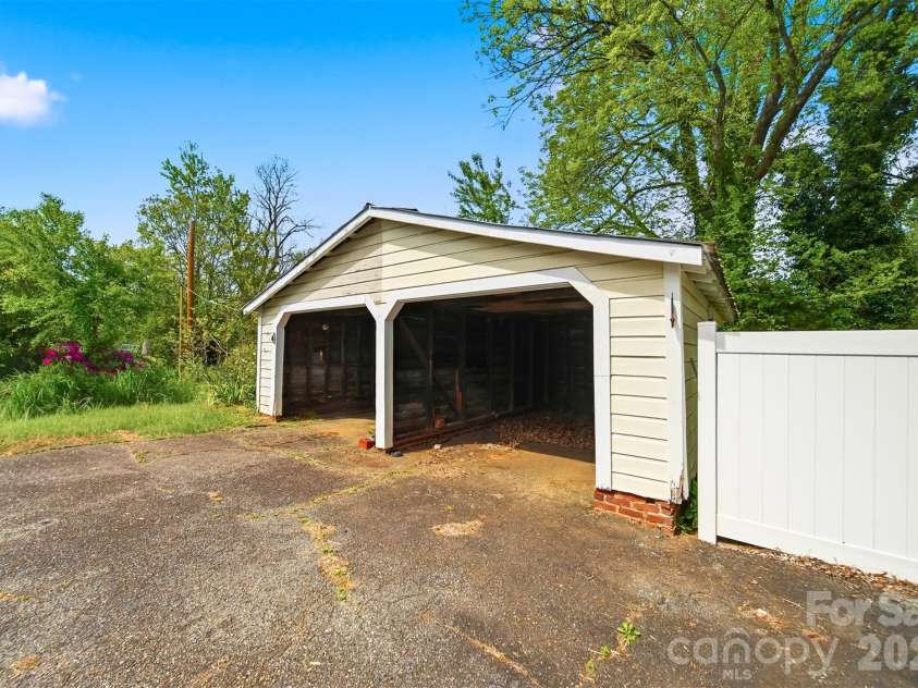 201 East Avenue, Morganton, NC 28655.  MLS# CAR4362389, YatesRealty ID 9850. 