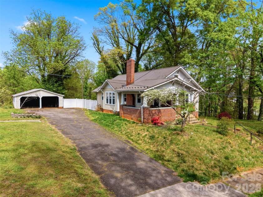201 East Avenue, Morganton, NC 28655.  MLS# CAR4362389, YatesRealty ID 9850. 