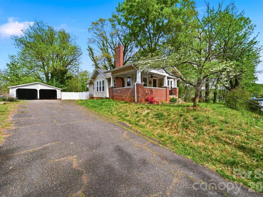 201 East Avenue, Morganton, NC 28655.  MLS# CAR4362389, YatesRealty ID 9850. 