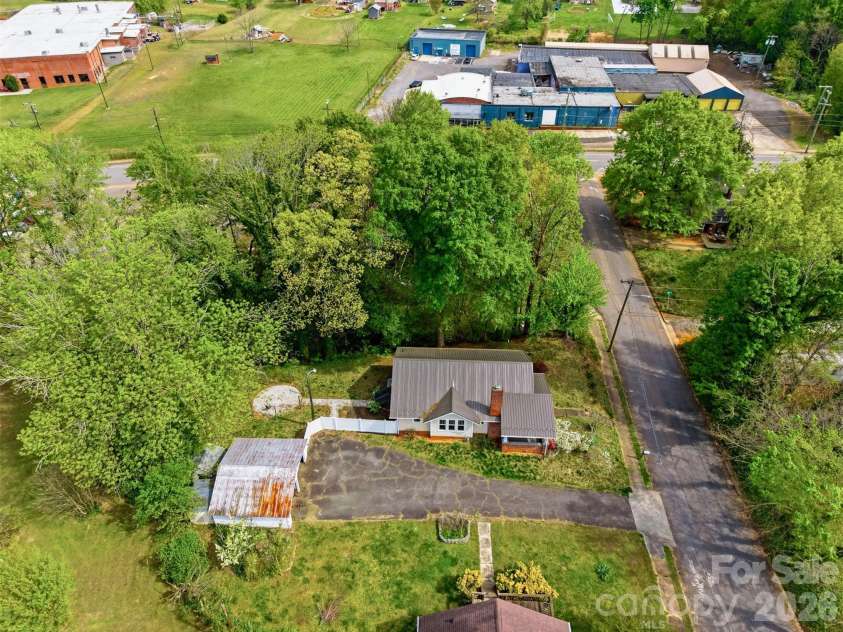 201 East Avenue, Morganton, NC 28655.  MLS# CAR4362389, YatesRealty ID 9850. 