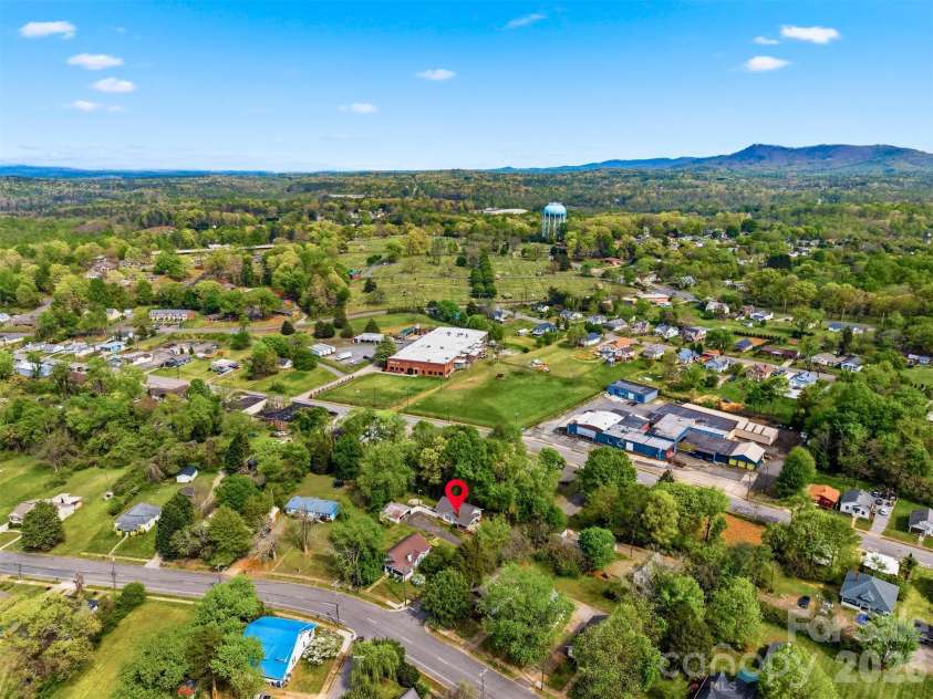 201 East Avenue, Morganton, NC 28655.  MLS# CAR4362389, YatesRealty ID 9850. 