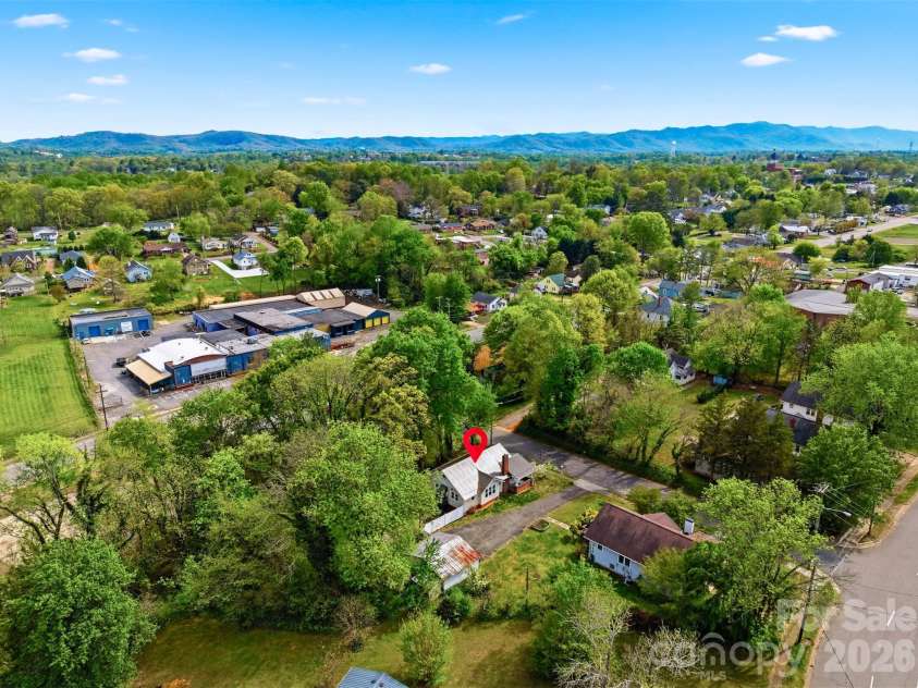201 East Avenue, Morganton, NC 28655.  MLS# CAR4362389, YatesRealty ID 9850. 