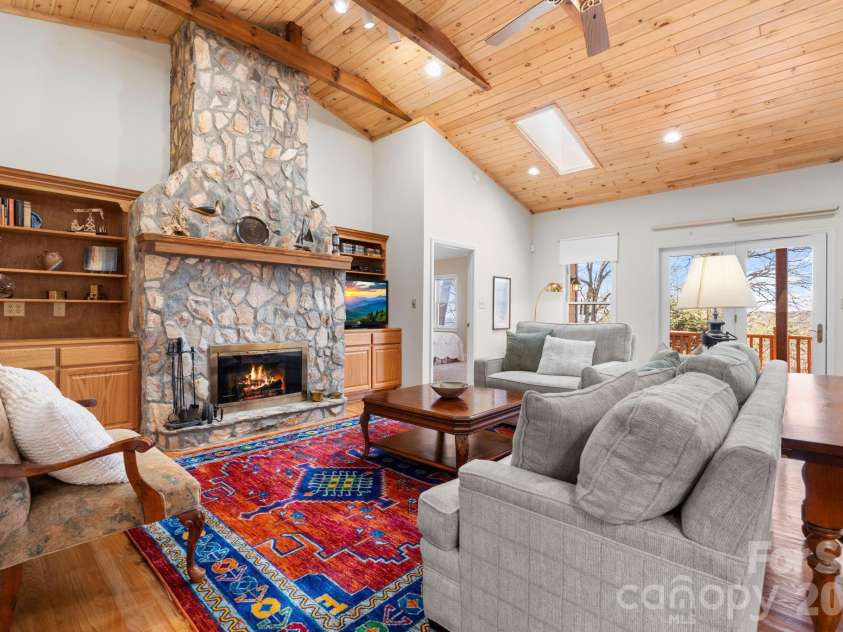 114 Little Sugar Lane, Sugar Mountain, NC 28604.  MLS# CAR4364109, YatesRealty ID 9852. 