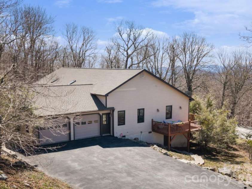 114 Little Sugar Lane, Sugar Mountain, NC 28604.  MLS# CAR4364109, YatesRealty ID 9852. 