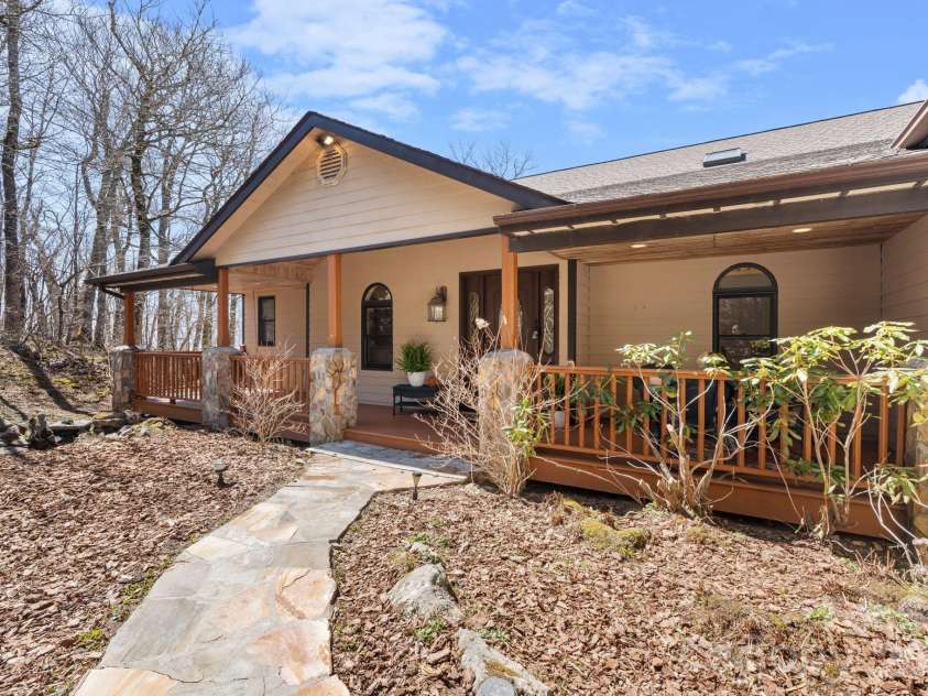 114 Little Sugar Lane, Sugar Mountain, NC 28604.  MLS# CAR4364109, YatesRealty ID 9852. 