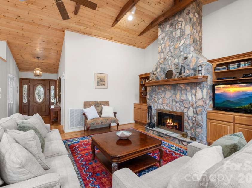 114 Little Sugar Lane, Sugar Mountain, NC 28604.  MLS# CAR4364109, YatesRealty ID 9852. 