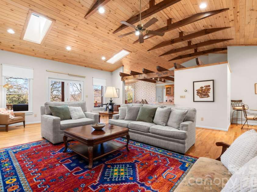 114 Little Sugar Lane, Sugar Mountain, NC 28604.  MLS# CAR4364109, YatesRealty ID 9852. 