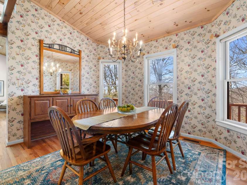 114 Little Sugar Lane, Sugar Mountain, NC 28604.  MLS# CAR4364109, YatesRealty ID 9852. 