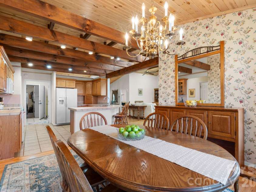 114 Little Sugar Lane, Sugar Mountain, NC 28604.  MLS# CAR4364109, YatesRealty ID 9852. 