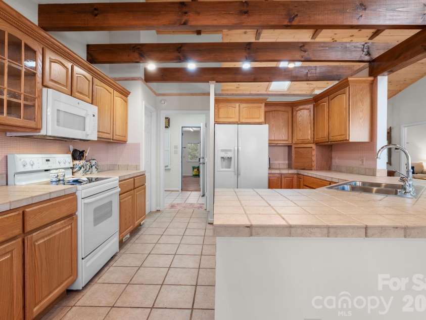 114 Little Sugar Lane, Sugar Mountain, NC 28604.  MLS# CAR4364109, YatesRealty ID 9852. 