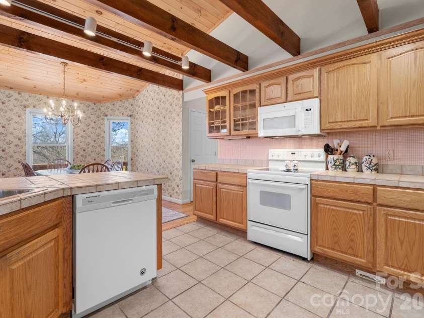 114 Little Sugar Lane, Sugar Mountain, NC 28604.  MLS# CAR4364109, YatesRealty ID 9852. 