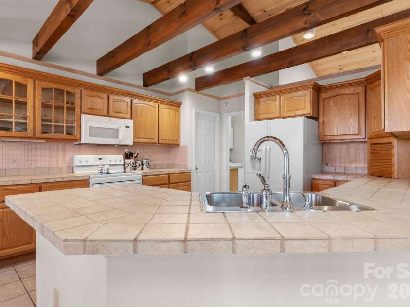 114 Little Sugar Lane, Sugar Mountain, NC 28604.  MLS# CAR4364109, YatesRealty ID 9852. 