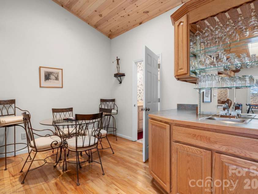114 Little Sugar Lane, Sugar Mountain, NC 28604.  MLS# CAR4364109, YatesRealty ID 9852. 