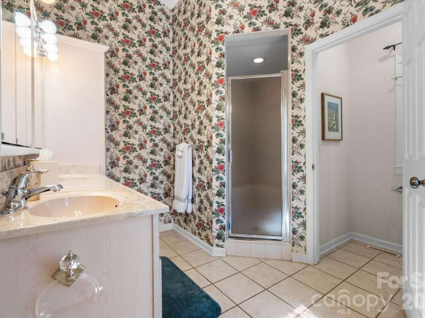 114 Little Sugar Lane, Sugar Mountain, NC 28604.  MLS# CAR4364109, YatesRealty ID 9852. 