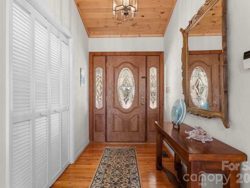 114 Little Sugar Lane, Sugar Mountain, NC 28604.  MLS# CAR4364109, YatesRealty ID 9852. 