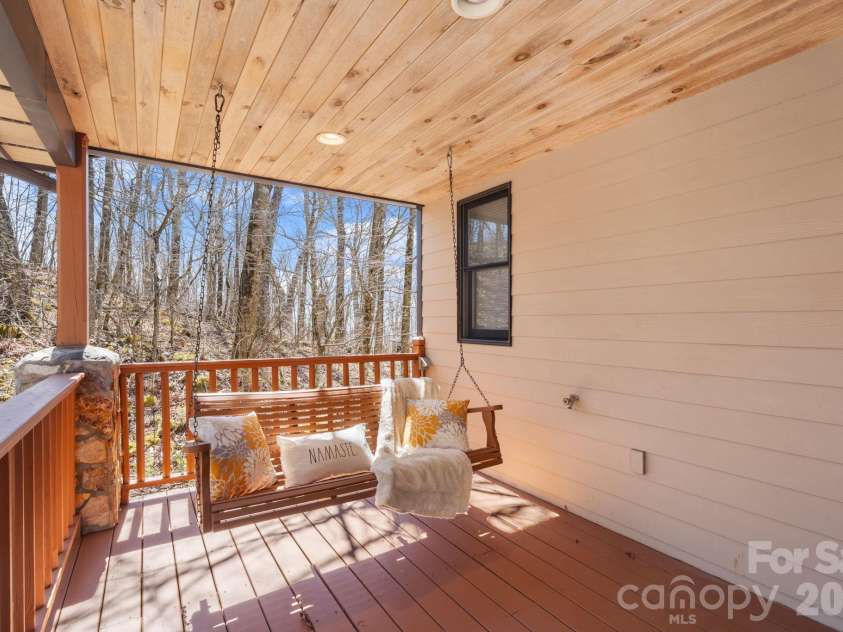 114 Little Sugar Lane, Sugar Mountain, NC 28604.  MLS# CAR4364109, YatesRealty ID 9852. 