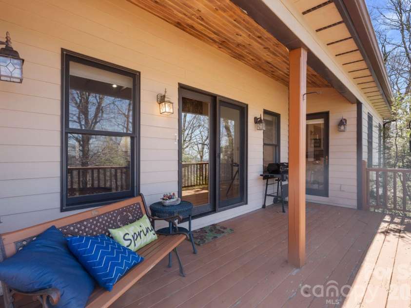 114 Little Sugar Lane, Sugar Mountain, NC 28604.  MLS# CAR4364109, YatesRealty ID 9852. 