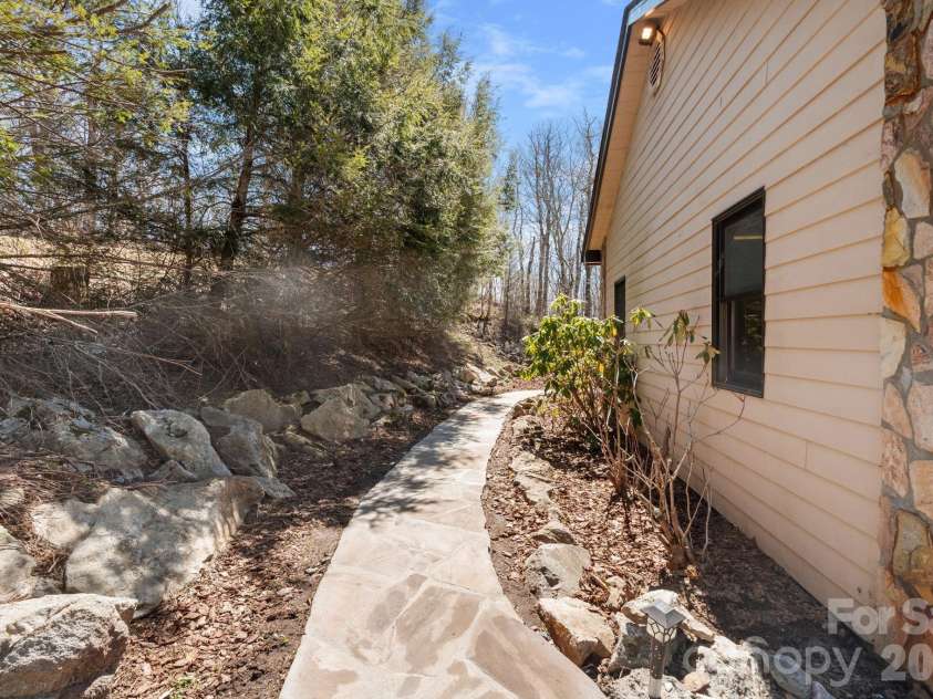 114 Little Sugar Lane, Sugar Mountain, NC 28604.  MLS# CAR4364109, YatesRealty ID 9852. 