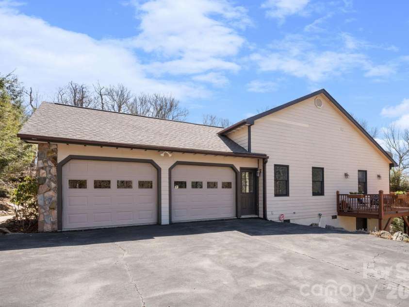 114 Little Sugar Lane, Sugar Mountain, NC 28604.  MLS# CAR4364109, YatesRealty ID 9852. 