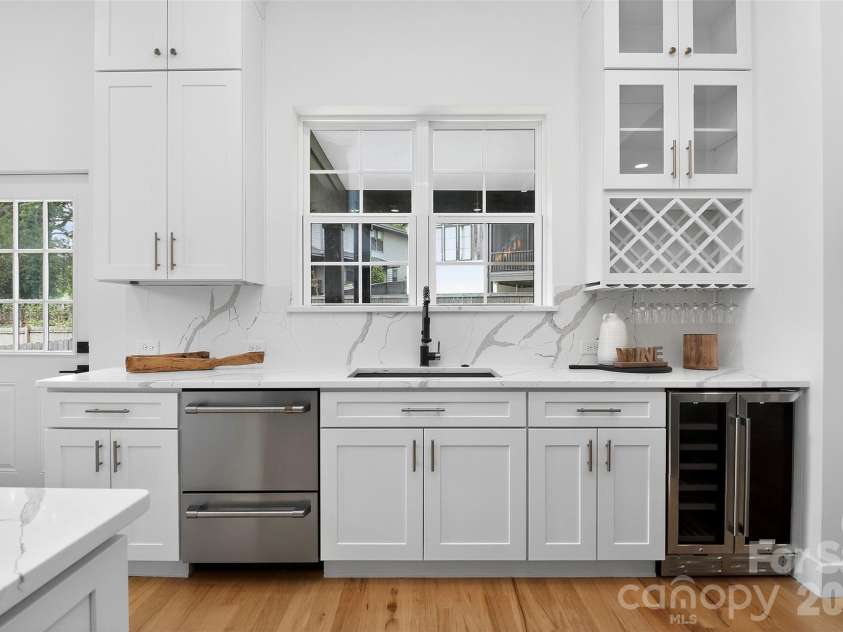 910 Everett Place, Charlotte, NC 28205.  MLS# CAR4365296, YatesRealty ID 9856. 