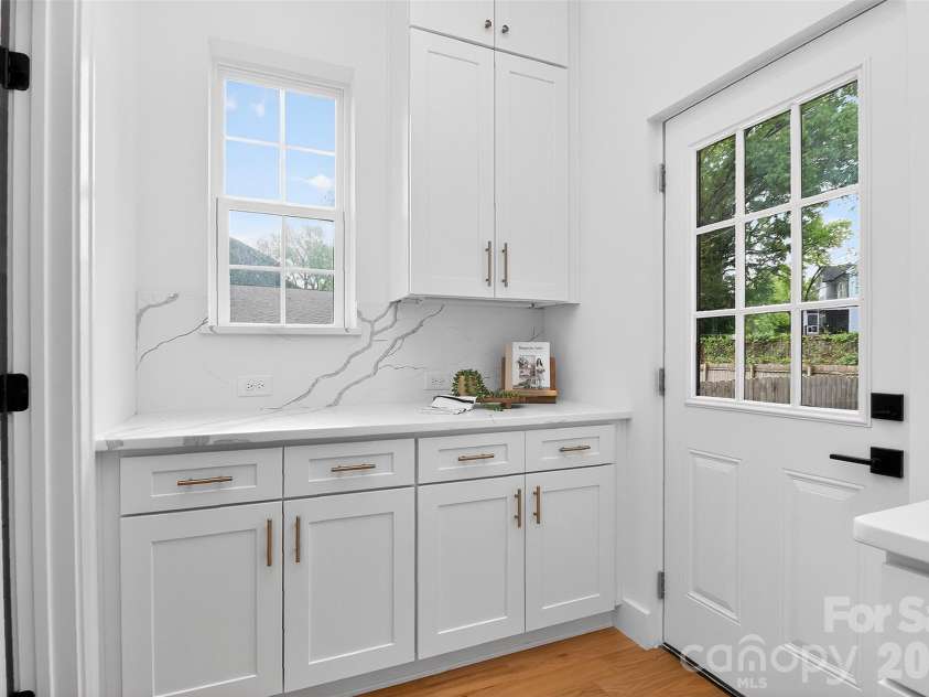910 Everett Place, Charlotte, NC 28205.  MLS# CAR4365296, YatesRealty ID 9856. 