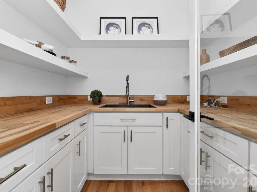 910 Everett Place, Charlotte, NC 28205.  MLS# CAR4365296, YatesRealty ID 9856. 