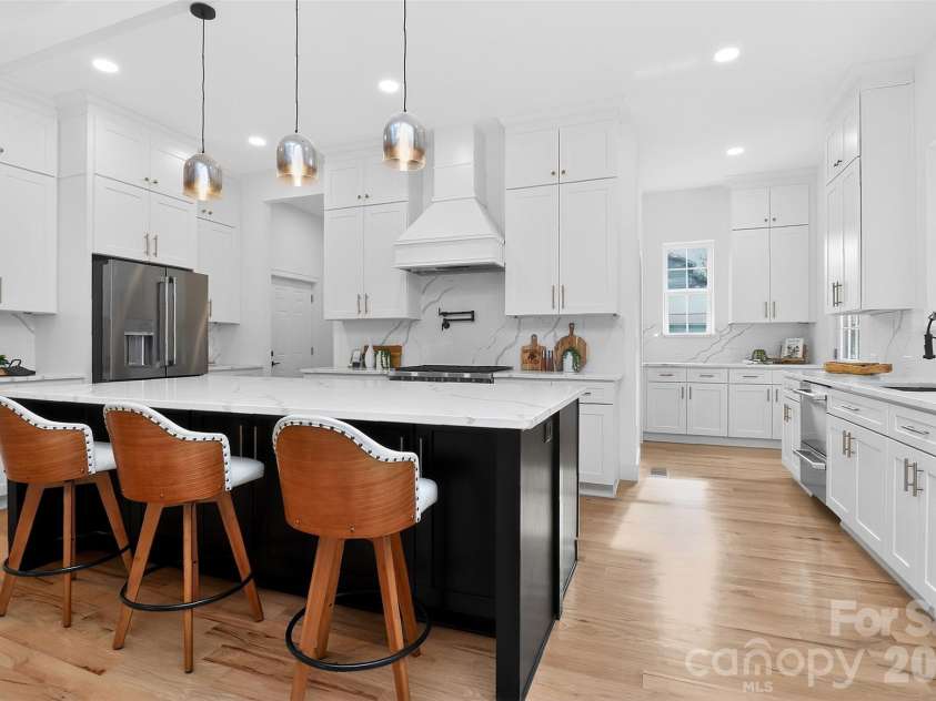 910 Everett Place, Charlotte, NC 28205.  MLS# CAR4365296, YatesRealty ID 9856. 