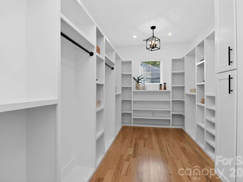 910 Everett Place, Charlotte, NC 28205.  MLS# CAR4365296, YatesRealty ID 9856. 