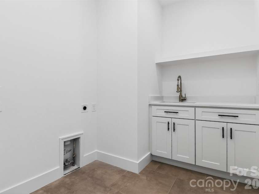 910 Everett Place, Charlotte, NC 28205.  MLS# CAR4365296, YatesRealty ID 9856. 