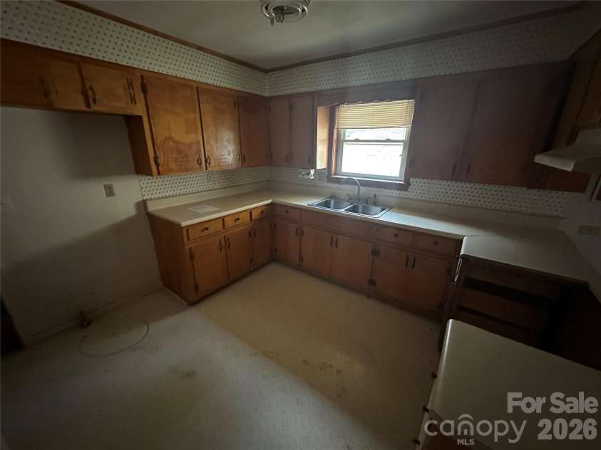 129 Ridgecrest Avenue, Marble, NC 28905.  MLS# CAR4352197, YatesRealty ID 9858. Kitchen