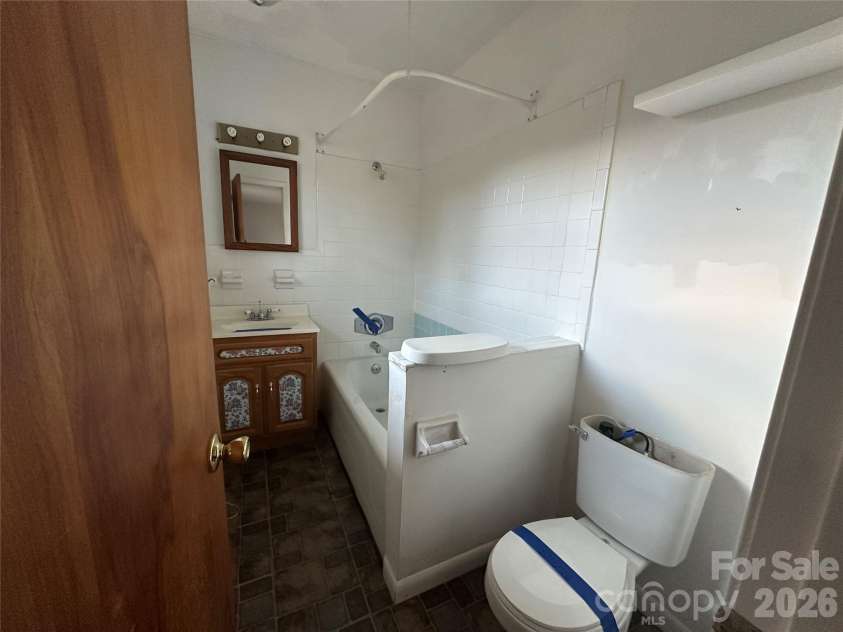 129 Ridgecrest Avenue, Marble, NC 28905.  MLS# CAR4352197, YatesRealty ID 9858. Primary Bath