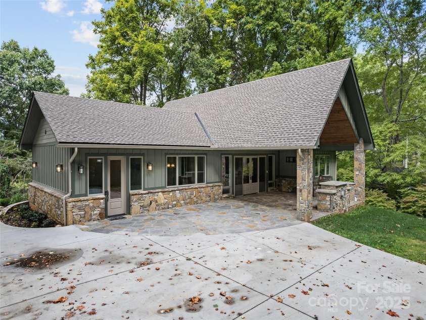 165 Breezemont Drive, Waynesville, NC 28786.  MLS# CAR4184682, YatesRealty ID 986. 