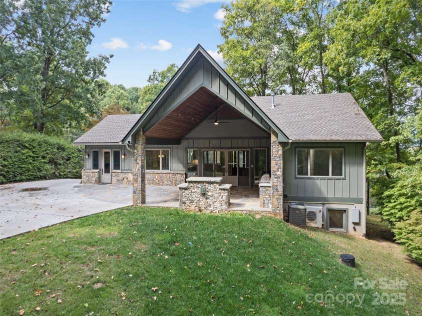 165 Breezemont Drive, Waynesville, NC 28786.  MLS# CAR4184682, YatesRealty ID 986. 