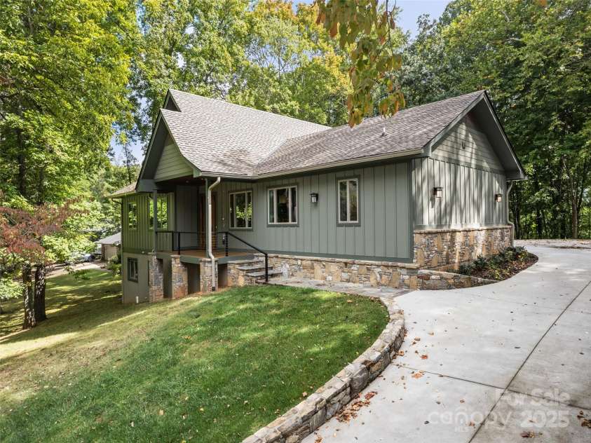 165 Breezemont Drive, Waynesville, NC 28786.  MLS# CAR4184682, YatesRealty ID 986. 