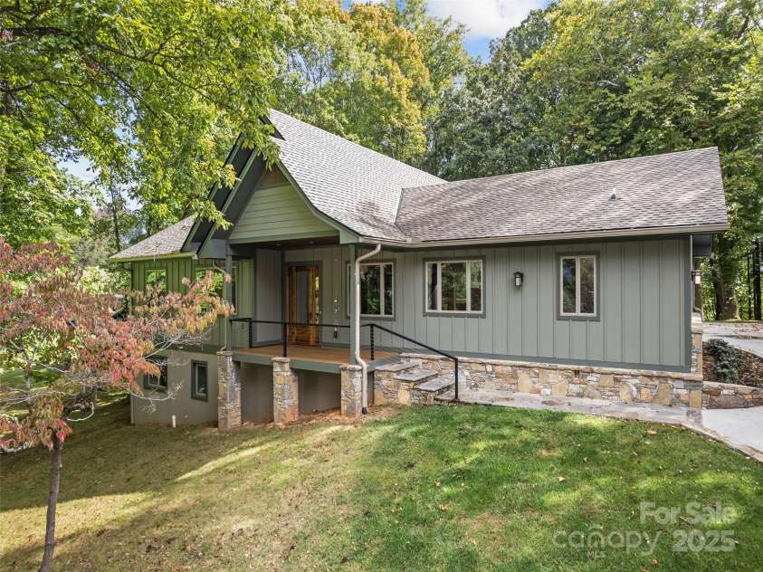 165 Breezemont Drive, Waynesville, NC 28786.  MLS# CAR4184682, YatesRealty ID 986. 