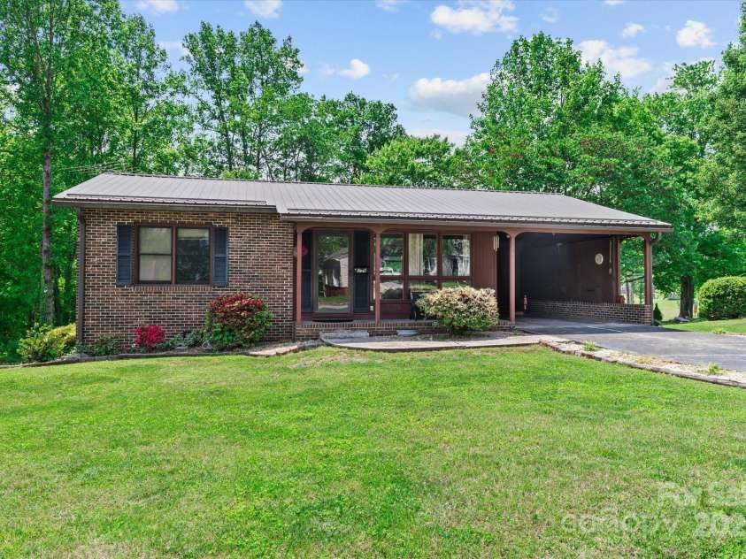 204 Triplett Street, Jonesville, NC 28642.  MLS# CAR4253792, YatesRealty ID 9860. 