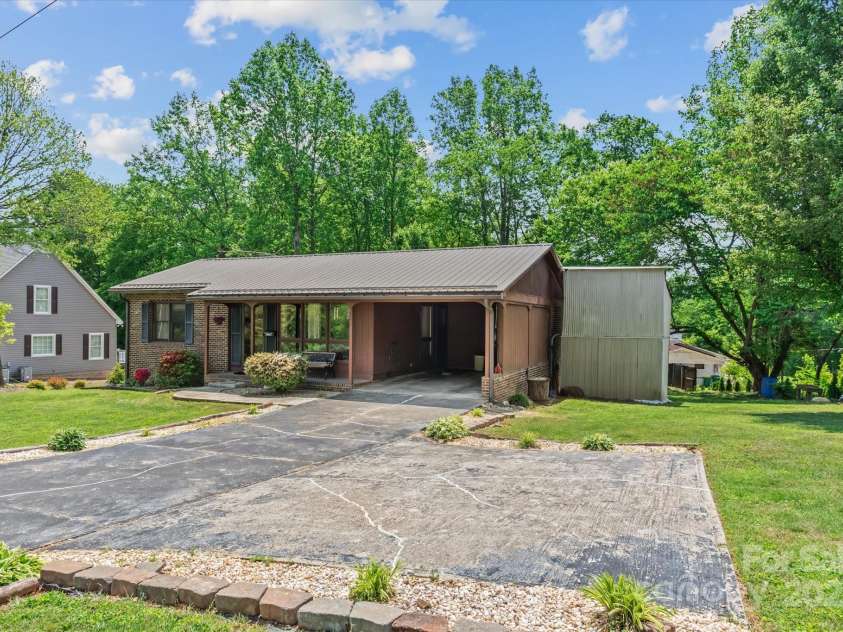 204 Triplett Street, Jonesville, NC 28642.  MLS# CAR4253792, YatesRealty ID 9860. 