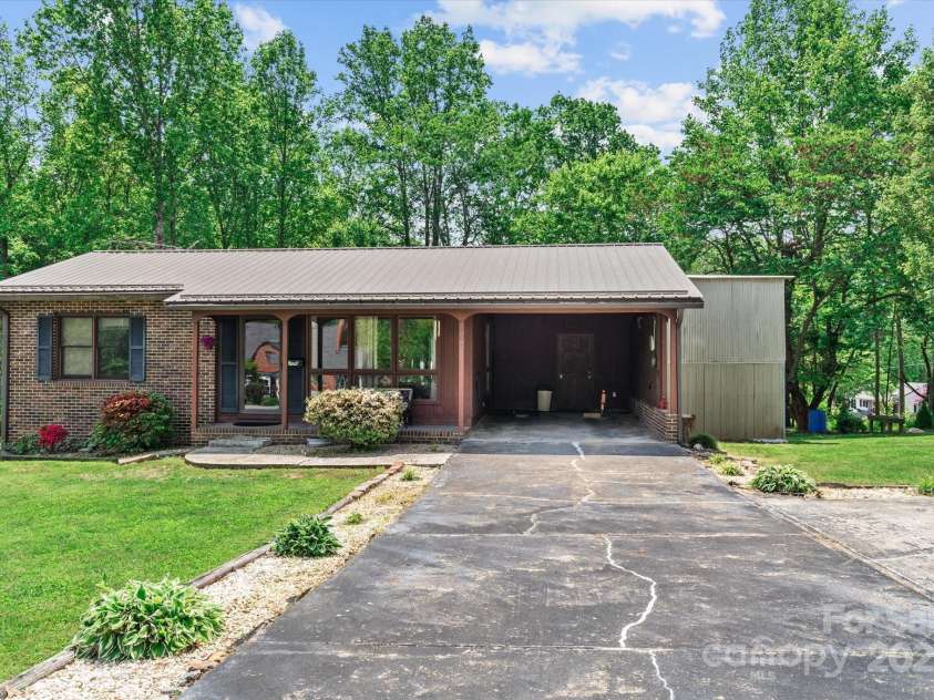 204 Triplett Street, Jonesville, NC 28642.  MLS# CAR4253792, YatesRealty ID 9860. 