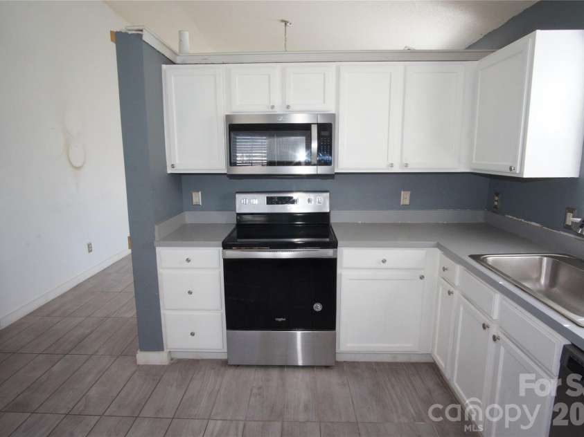 8913 Cinnabay Drive, Charlotte, NC 28216.  MLS# CAR4345850, YatesRealty ID 9862. 