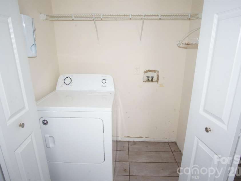 8913 Cinnabay Drive, Charlotte, NC 28216.  MLS# CAR4345850, YatesRealty ID 9862. 