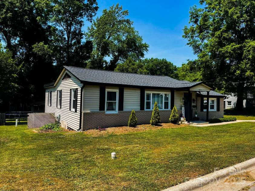 217 Hickory Drive, Mooresville, NC 28115.  MLS# CAR4252552, YatesRealty ID 9865. 