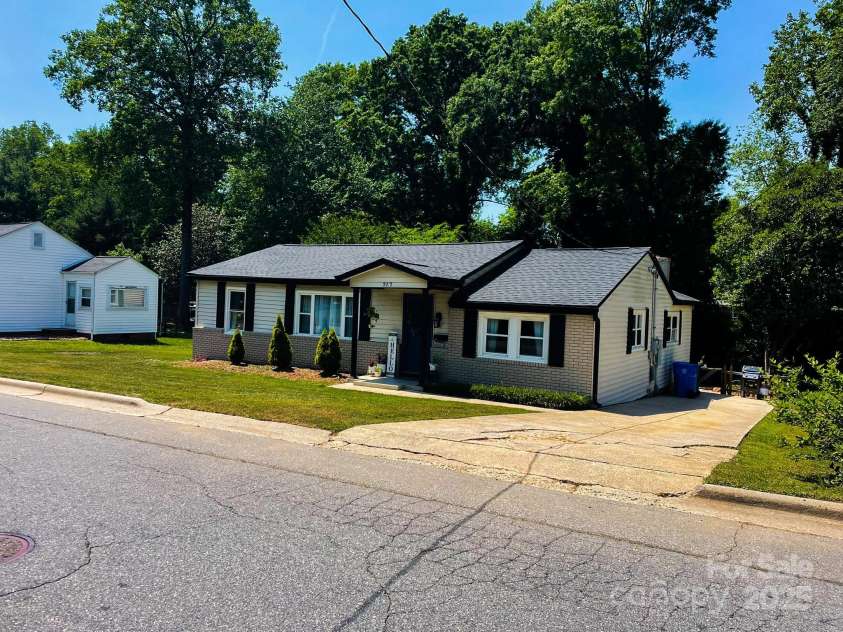 217 Hickory Drive, Mooresville, NC 28115.  MLS# CAR4252552, YatesRealty ID 9865. 