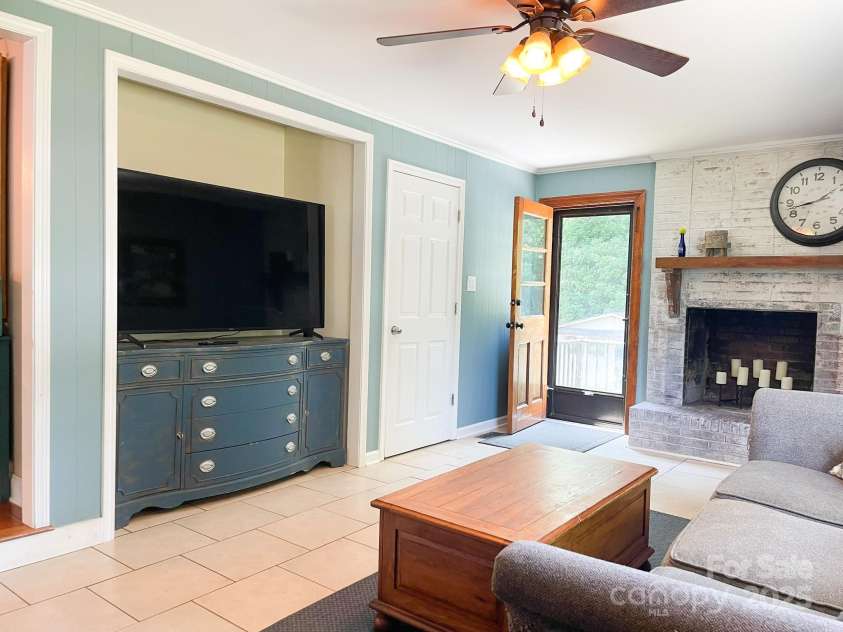 217 Hickory Drive, Mooresville, NC 28115.  MLS# CAR4252552, YatesRealty ID 9865. 
