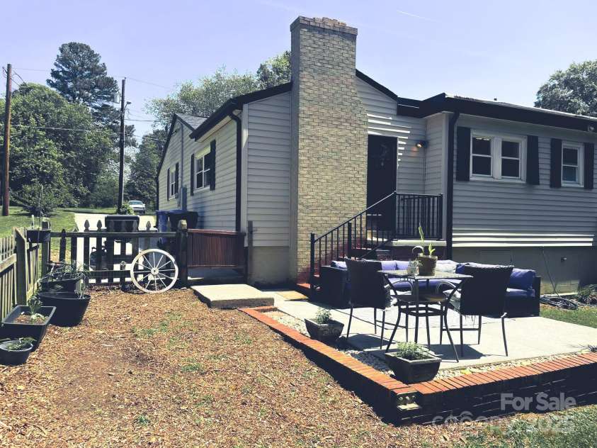 217 Hickory Drive, Mooresville, NC 28115.  MLS# CAR4252552, YatesRealty ID 9865. 