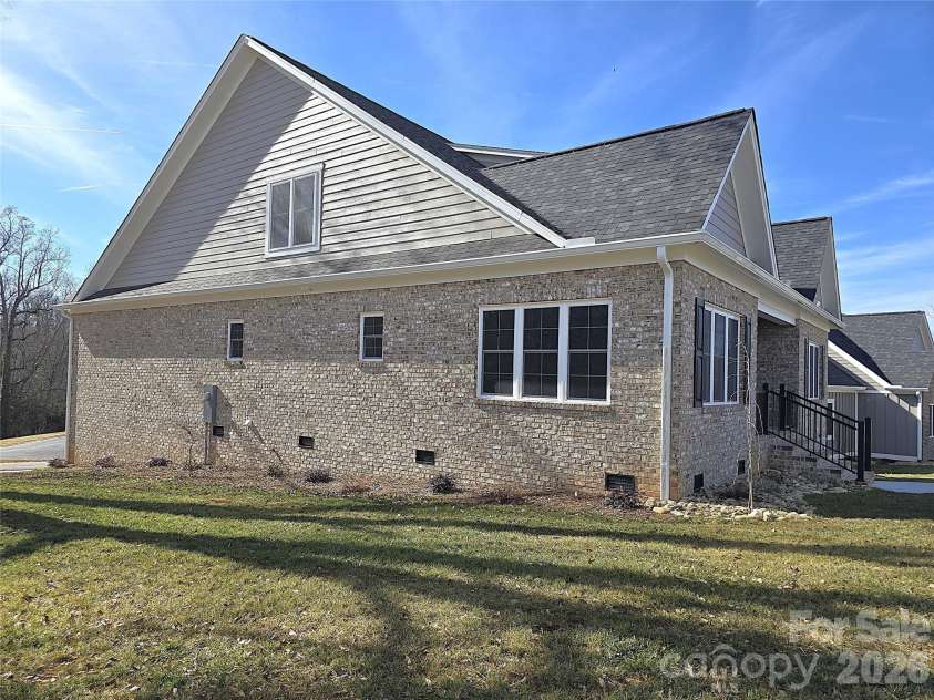 496 19th Avenue Circle, Hickory, NC 28601.  MLS# CAR4206259, YatesRealty ID 9866. 