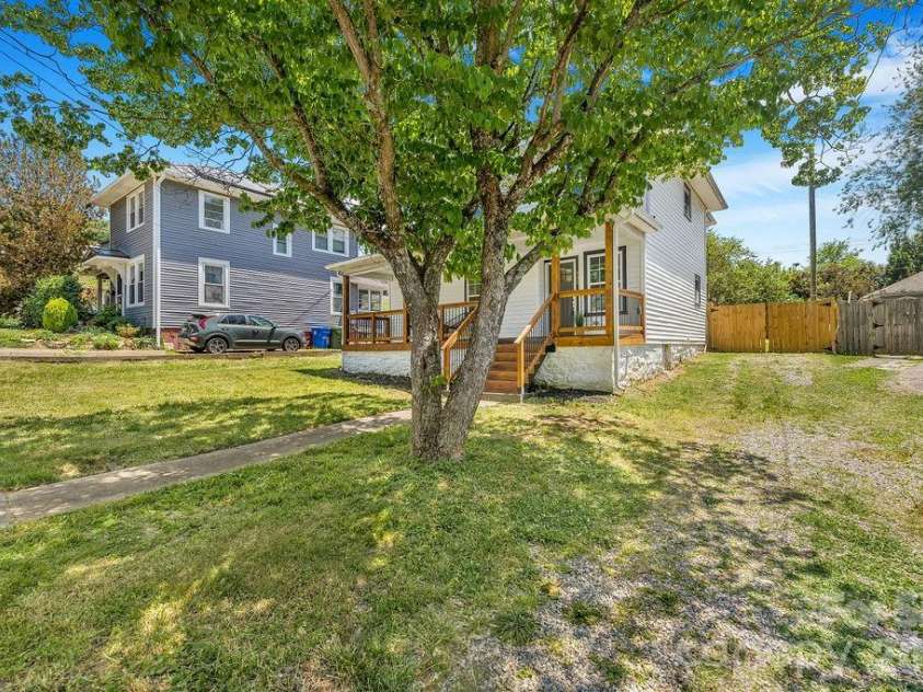 131 Woodrow Avenue, Asheville, NC 28801.  MLS# CAR4374888, YatesRealty ID 9871. 