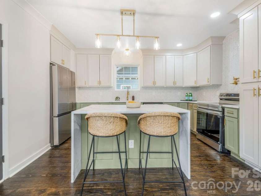 131 Woodrow Avenue, Asheville, NC 28801.  MLS# CAR4374888, YatesRealty ID 9871. 