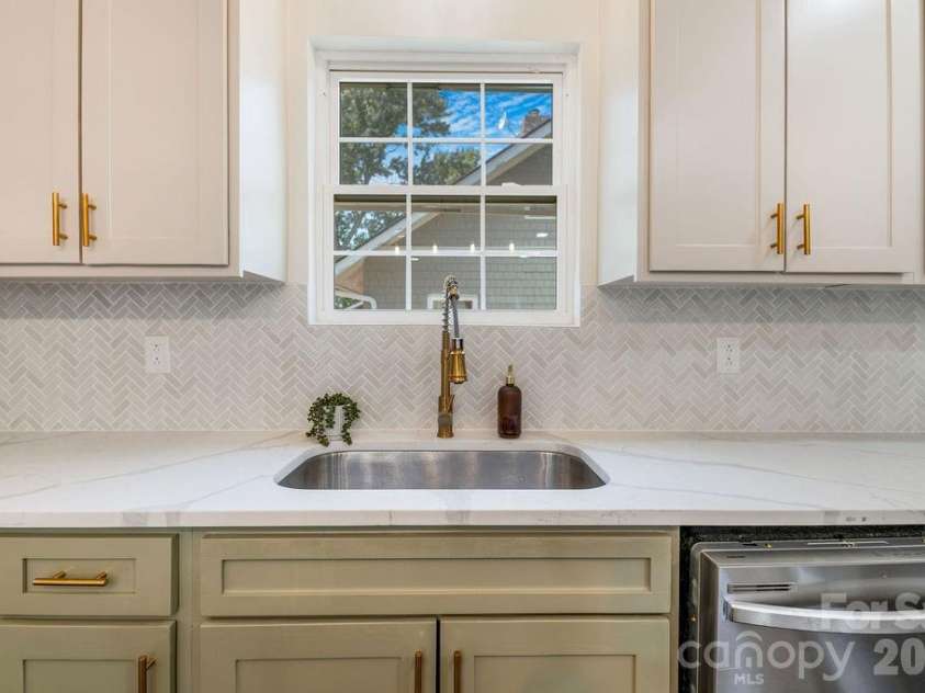 131 Woodrow Avenue, Asheville, NC 28801.  MLS# CAR4374888, YatesRealty ID 9871. 