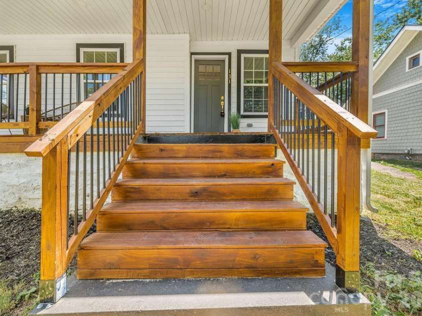 131 Woodrow Avenue, Asheville, NC 28801.  MLS# CAR4374888, YatesRealty ID 9871. 